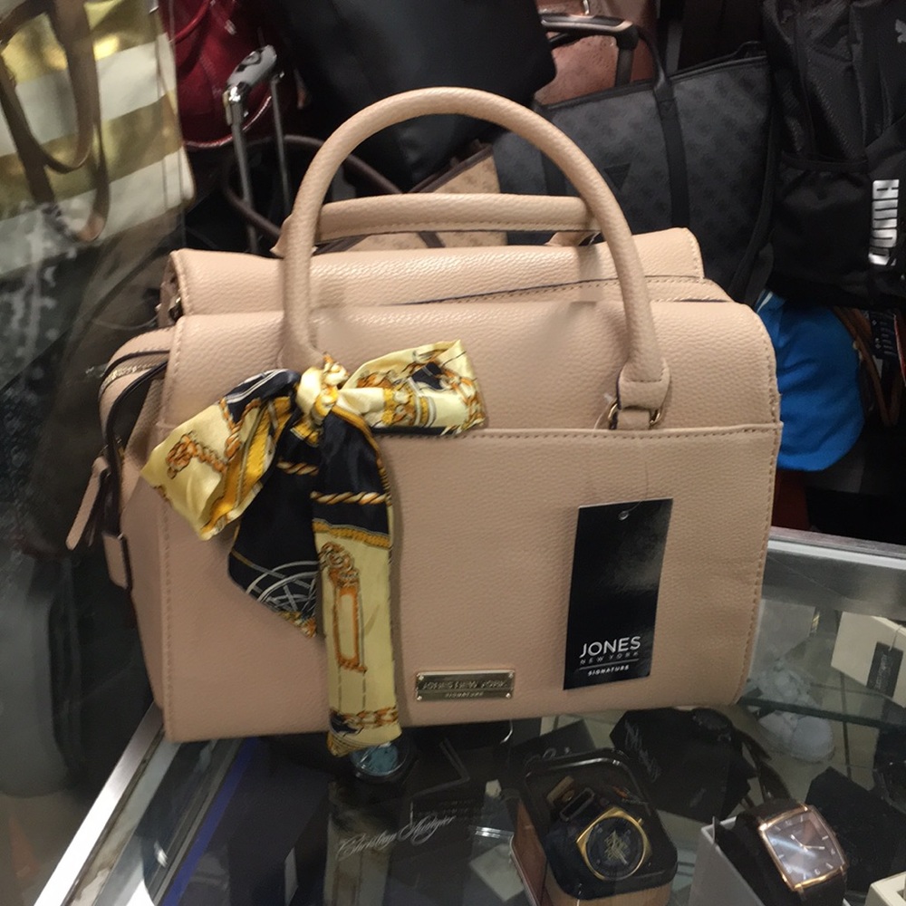 Jones New York gwyneth style